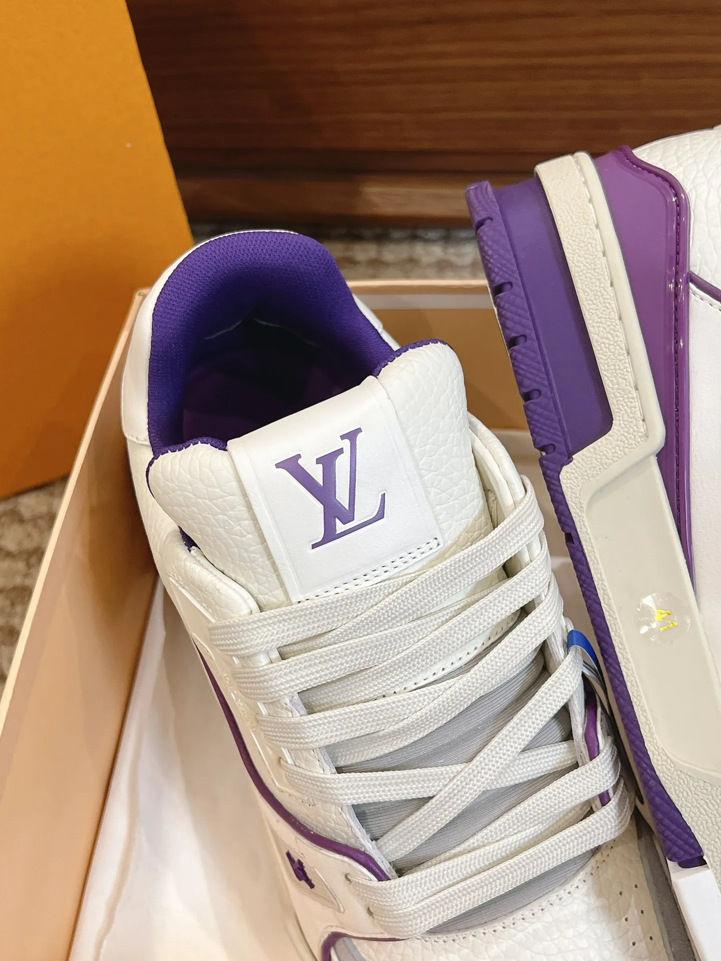 👟👟Ex-factory price 840👟👟 Dongguan high-end supply top version LV-Louis Vuitton 2022 catwalk new style, original 1:1 developed replica! ! It is very comfortable to wear on the foot. It is made of fine workmanship. The upper is spliced ​​with calfskin imported from Italy. The side is decorated with the brand's LOGO and signature. The cowhide foot pads are lined with mesh, making the foot feel super comfortable. The original two-color TPU combination outsole is specially provided by the original factory. Packing process: Goodyear stitching and overlocking Size: 35-44 standard size
